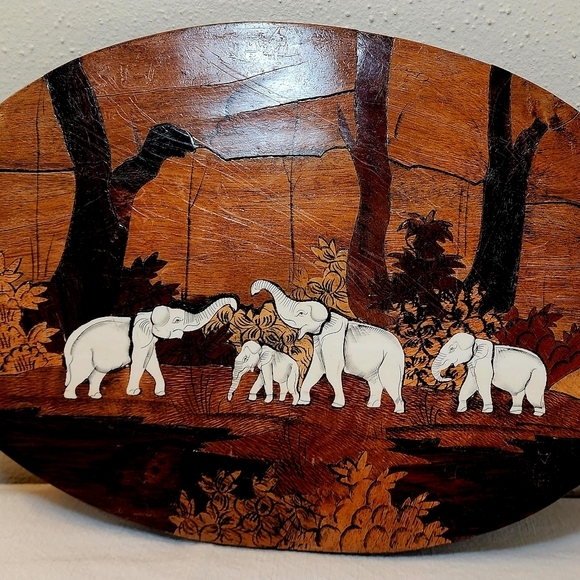 Vintage handmade oval Indian wooden plaque - Picture 11 of 12